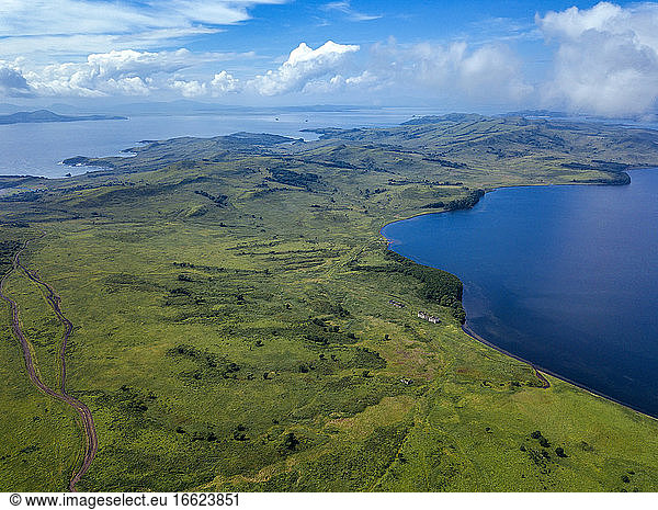 Luftaufnahme der grünen Küstenlandschaft der Halbinsel Krabbe