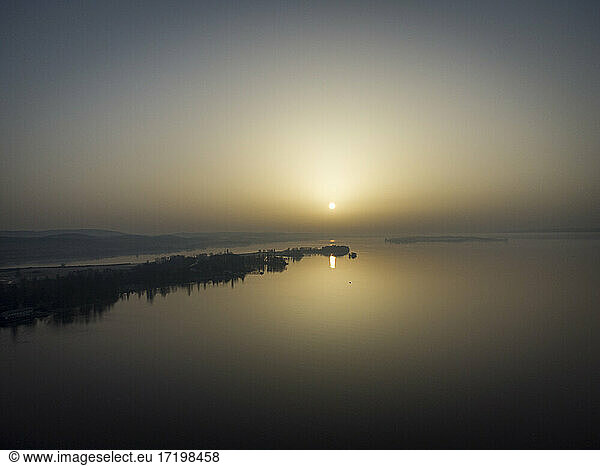 Luftaufnahme der Halbinsel Mettnau bei Sonnenaufgang