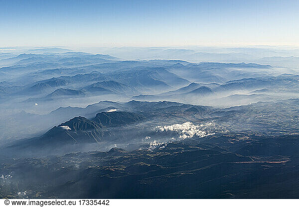 Luftaufnahme der in Nebel gehüllten Berge