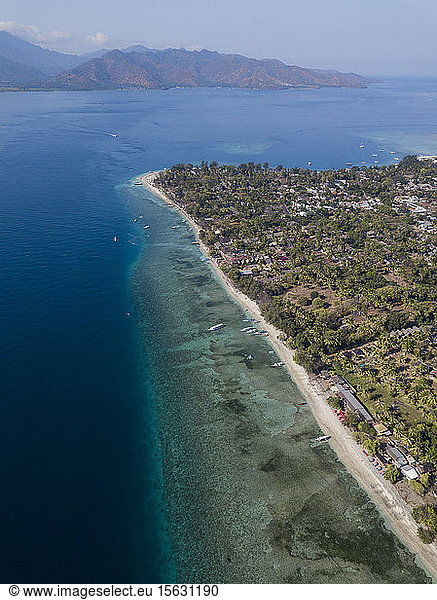 Luftaufnahme der Insel Gili-Air mit der Insel Lombok im Hintergrund auf Bali  Indonesien