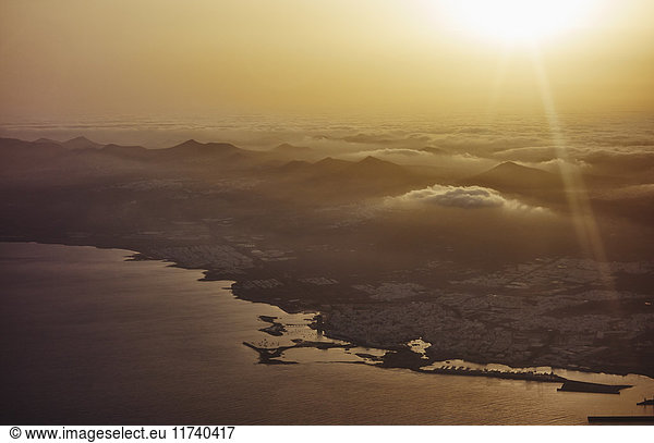 Luftaufnahme der Küstenlinie von Lanzarote bei Sonnenuntergang  Kanarische Inseln  Spanien