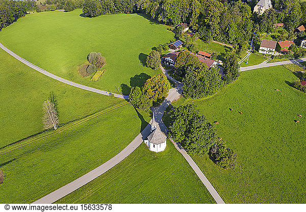 Luftaufnahme der Kapelle St. Leonhard in Harmating  Deutschland