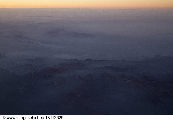 Luftaufnahme der Landschaft bei nebligem Wetter bei Sonnenuntergang