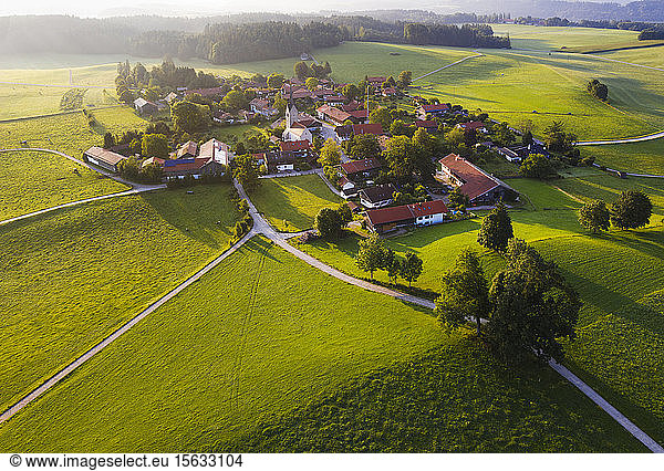 Luftaufnahme der Landschaft in Peretshofen bei Dietramszell am Morgen  TÃ¶lzer Land  Oberbayern  Bayern  Deutschland