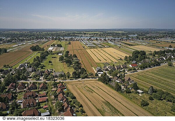 Luftaufnahme der Landschaft um den Ortsteil Fünfhausen im hamburger Stadtteil Kirchwerder  im Hintergrund die Elbe  Hamburg  Deutschland  Europa