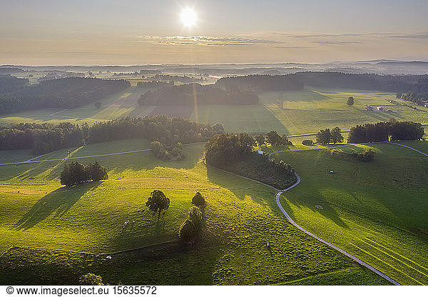 Luftaufnahme der Landschaft wÃ?hrend des Sonnenaufgangs in Peretshofen bei Dietramszell  TÃ¶lzer Land  Oberbayern  Bayern  Deutschland