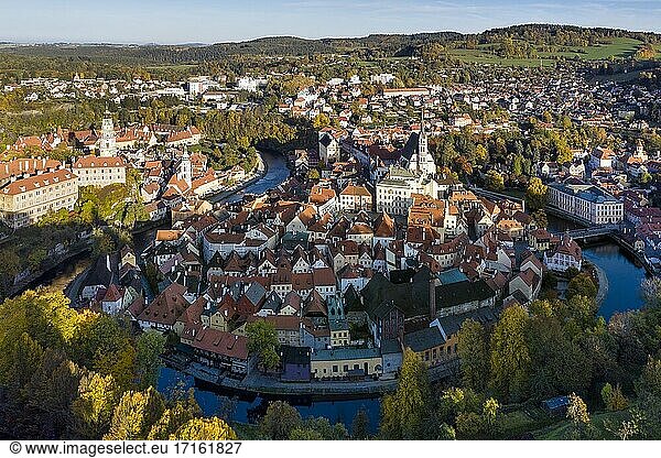 Luftaufnahme der malerischen  märchenhaften Stadt Cesky Krumlov (Krumau)  die von der UNESCO zum Weltkulturerbe erklärt wurde  in der Region Südböhmen in der Tschechischen Republik.
