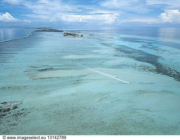 Luftaufnahme der Meereslandschaft vor bewölktem Himmel auf den Malediven