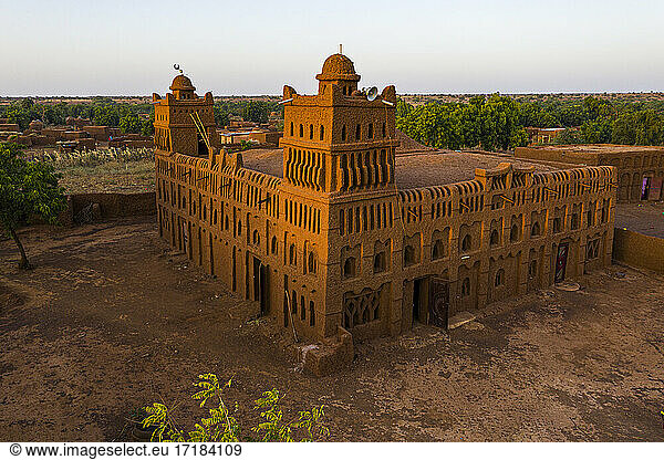 Luftaufnahme der Moschee im sudanesisch-sahelischen Architekturstil in Yamma  Sahel  Niger  Afrika