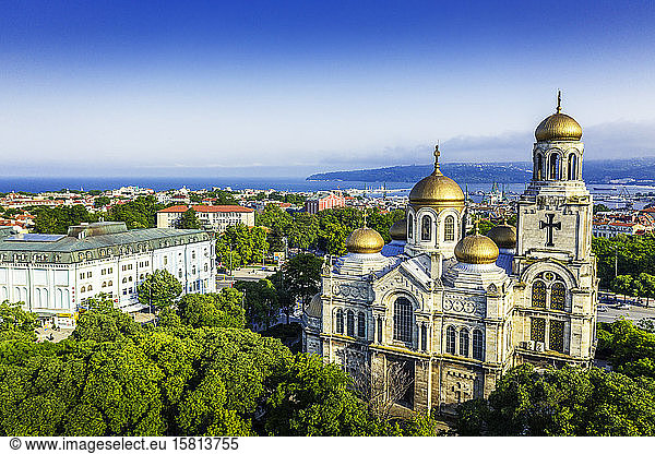 Luftaufnahme der Mutter-Gottes-Kathedrale  Varna  Bulgarien  Europa  per Drohne