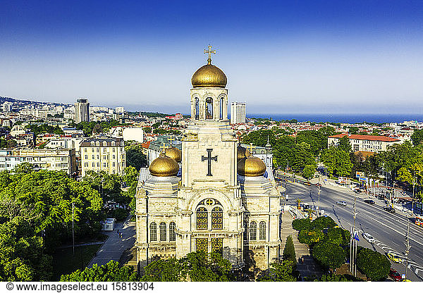 Luftaufnahme der Mutter-Gottes-Kathedrale  Varna  Bulgarien  Europa  per Drohne