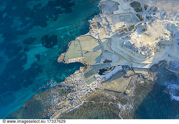 Luftaufnahme der Salzbecken an der Küste