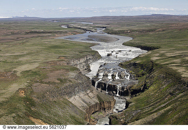 Luftaufnahme der Schlucht und der Wasserfälle des Flusses _ors·  Thorsa  im Hochland von Island  Europa