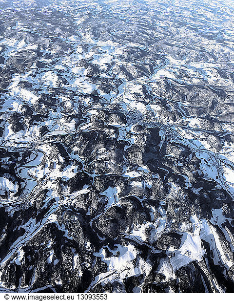 Luftaufnahme der schneebedeckten Berge