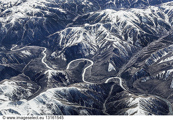 Luftaufnahme der schneebedeckten Berge und der Straße  Westchina  Ostasien