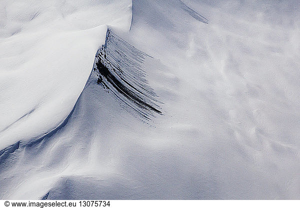 Luftaufnahme der schneebedeckten Bergspitze