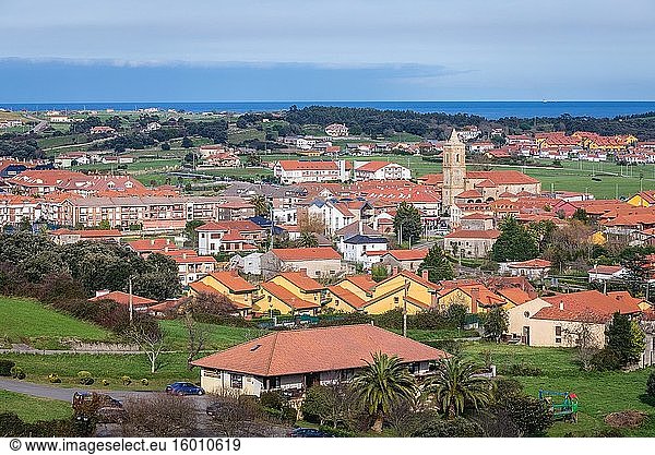 Luftaufnahme der Stadt Ajo am Kap von Ajo am Golf von Biskaya in der Region Kantabrien in Spanien.