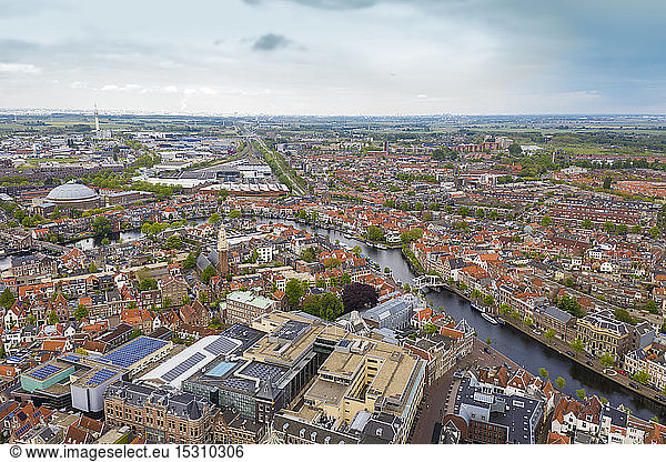 Luftaufnahme der Stadt Leiden gegen den Himmel