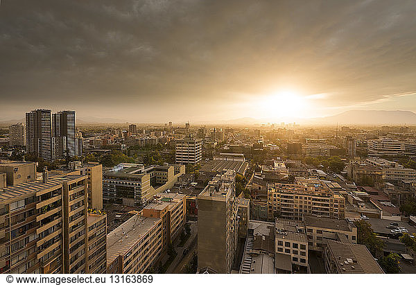 Luftaufnahme der Stadt Santiago bei Sonnenuntergang,  Chile