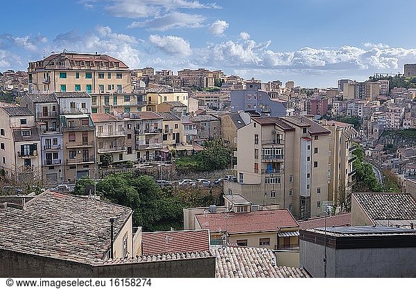 Luftaufnahme der Stadt und Gemeinde Enna in der Provinz Enna im Zentrum von Sizilien in Süditalien.
