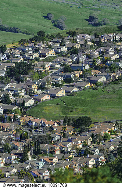 Luftaufnahme der Vorstadt Nachbarschaft in rollenden Landschaft