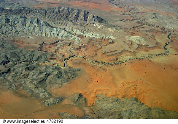 Luftaufnahme der Wüste von Tsaobis zum Sossusvlei  Namibia  Afrika