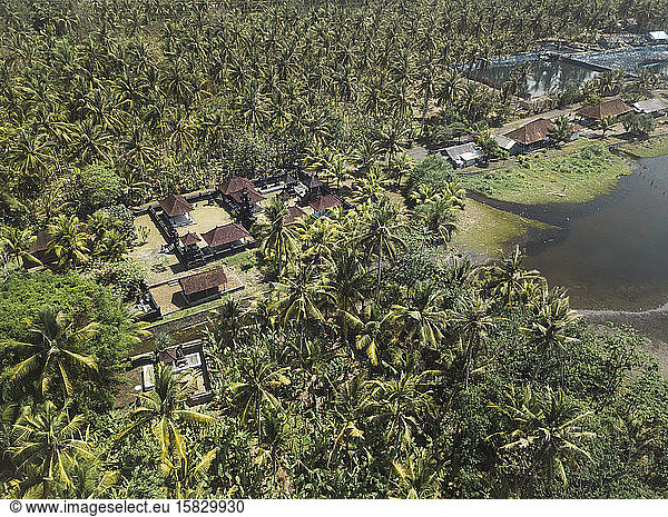 Luftaufnahme des balinesischen Tempels im Dschungel