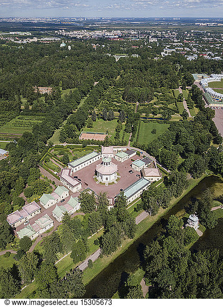 Luftaufnahme des chinesischen Dorfes  des Katharinenpalastes und des Katharinenparks  St. Petersburg  Russland