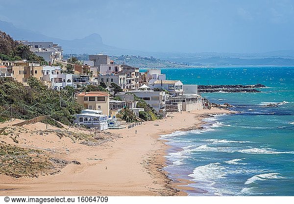 Luftaufnahme des Dorfes Marinella di Selinunte von der antiken griechischen Stadt Selinunte an der Südwestküste von Sizilien in Italien.