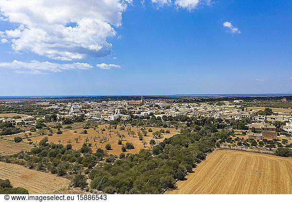 Luftaufnahme des Dorfes Ses Salines  Mallorca  Spanien