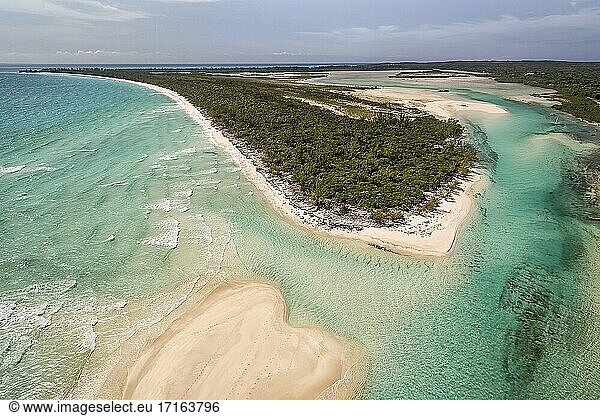 Luftaufnahme des Gebiets Orange Creek mit bewaldeter Halbinsel auf Cat Island  Bahamas.