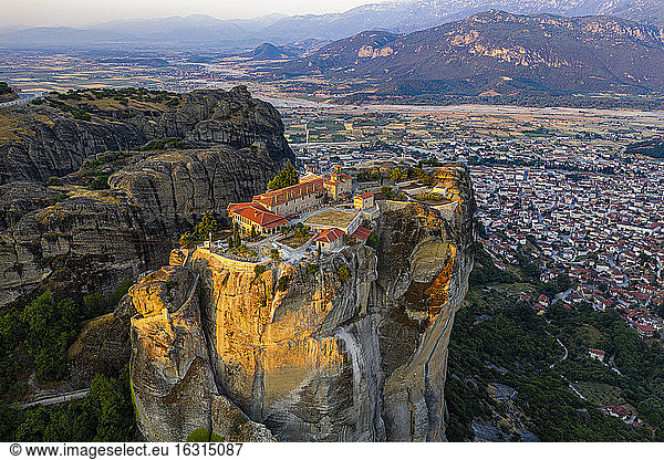 Luftaufnahme des Heiligen Klosters der Heiligen Dreifaltigkeit bei Sonnenaufgang  UNESCO-Weltkulturerbe  Meteora-Klöster  Griechenland  Europa