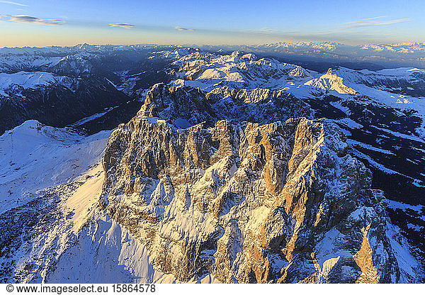 Luftaufnahme des Langkofels und der Grohmannspitzen bei Sonnenuntergang  Sellagruppe  Dolomiten  Trentino-Südtirol  Italien  Europa