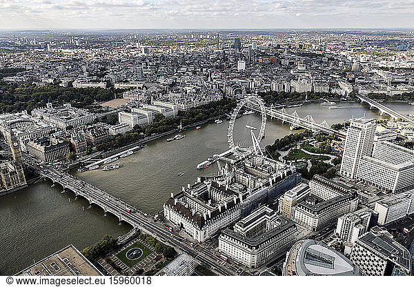 Luftaufnahme des London Eye  der London Bridge und der Themse in London