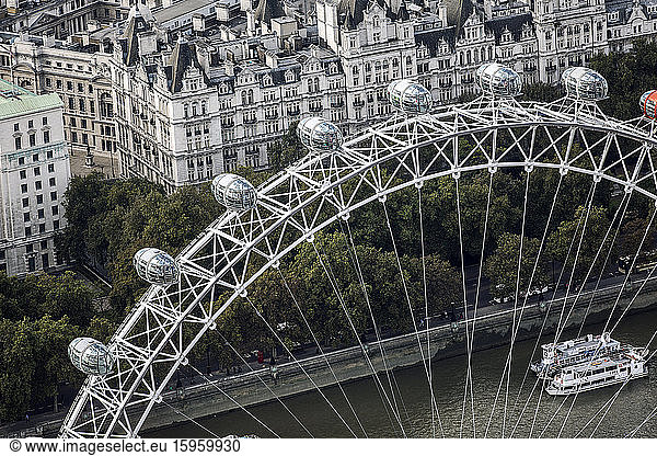 Luftaufnahme des London Eye und der Passagierkapseln über der Themse.