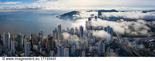 Luftaufnahme des Nebels  der die Stadt Bal. Camboriú Anfang Mo