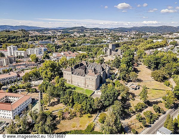 Luftaufnahme des Palastes der Herzöge von Braganza und Burg  Guimaraes  Portugal  Europa