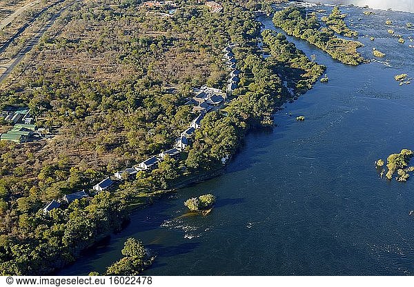Luftaufnahme des Royal Livingstone Hotel am Rande des Sambesi-Flusses. Sambia.