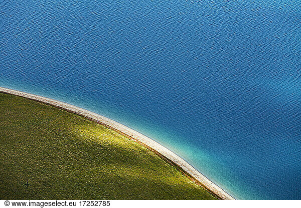 Luftaufnahme des sandigen Ufers des Hawea-Sees