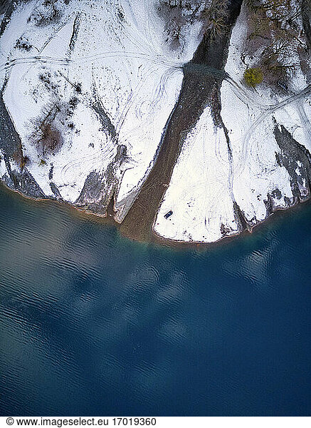 Luftaufnahme des schneebedeckten Ufers des Ritsa-Sees