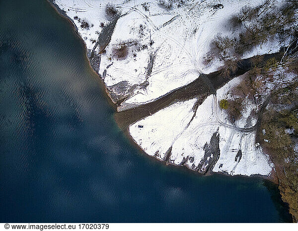 Luftaufnahme des schneebedeckten Ufers des Ritsa-Sees