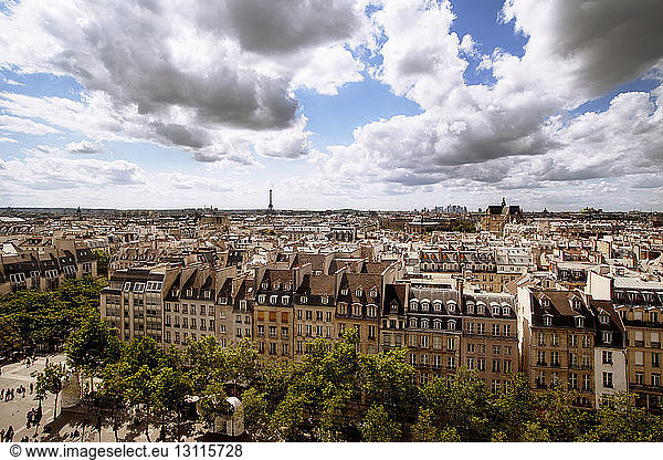 Luftaufnahme des Stadtbildes mit Eiffelturm bei bewölktem Himmel
