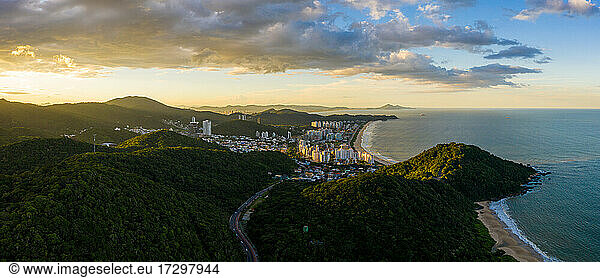 Luftaufnahme des Strandes Brava bei Sonnenuntergang  Brasilien.