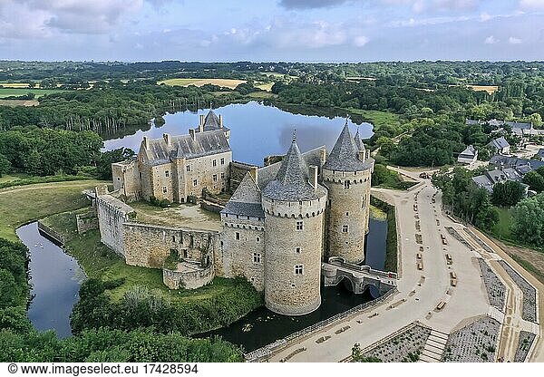 Luftaufnahme  Drohnenaufnahme  mittelalterliche Burg  Festung Domaine de Suscinio mit See und Umgebung  Campagne-Atlantique  Sarzeau  Département Morbihan  Bretagne  Frankreich  Europa