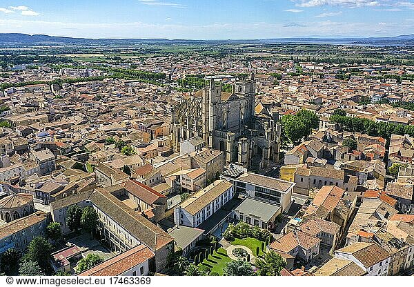 Luftaufnahme  Drohnenfoto der historischen Altstadt von Narbonne mit der Kathedrale Saint-Just et Saint-Pasteur  Cité Ouest  Narbonne  Département Aude  Okzitanien  Frankreich  Europa