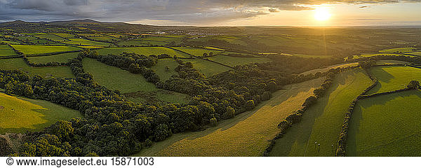 Luftaufnahme einer Drohne der hügeligen Landschaft von Devon bei Sonnenuntergang  Devon  England  Vereinigtes Königreich  Europa