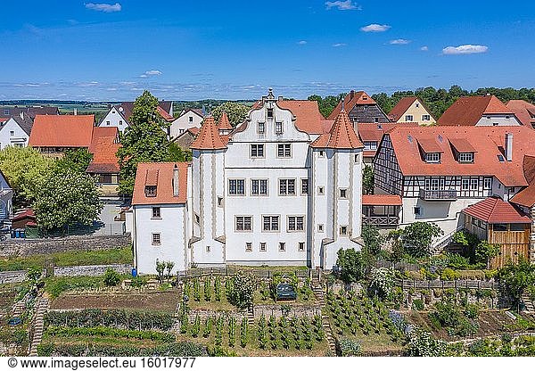 Luftaufnahme einer Drohne  Graf-Eberstein-Schloss  Gochsheim  Baden-Württemberg  Deutschland  Europa.
