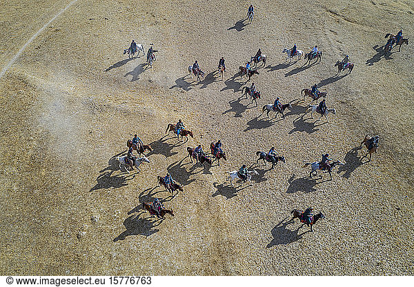 Luftaufnahme einer Drohne von einem Buzkashi-Spiel  Yaklawang  Afghanistan  Asien