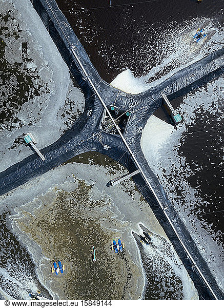 Luftaufnahme einer Garnelenfarm nahe der Meeresküste