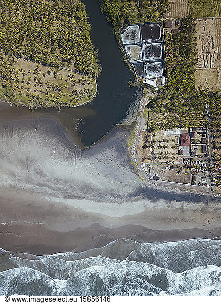 Luftaufnahme einer Garnelenfarm nahe der Meeresküste